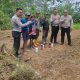 Sat Lantas Polres Kuningan Berikan Bantuan Cairan Pembasmi Rumput Kepada Kelompok Tani Desa Cibulan