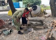 Babinsa Pekiringan Bersama Warga Laksanakan Kerja Bakti Pembuatan Jembatan Armco ‎