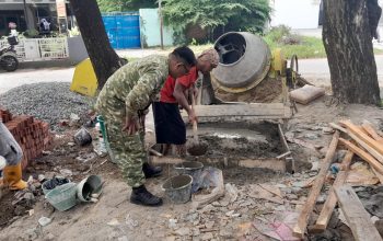 Babinsa Pekiringan Bersama Warga Laksanakan Kerja Bakti Pembuatan Jembatan Armco ‎
