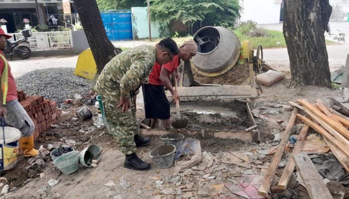 Babinsa Pekiringan Bersama Warga Laksanakan Kerja Bakti Pembuatan Jembatan Armco ‎