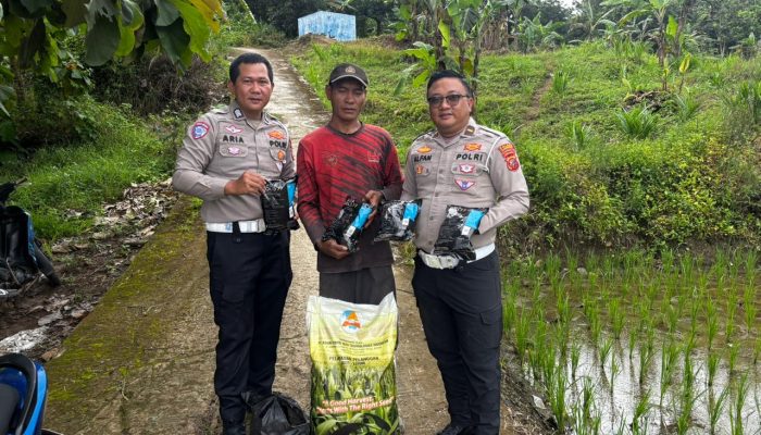 ‎Satlantas Polres Kuningan Salurkan Bibit Jagung Kepada Kelompok Petani, Wujudkan Swasembada Pangan Nasional