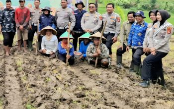 sat lantas polres kuningan bersama kelompok tani desa cibulan olah lahan untuk program ketahanan pangan 2026 3 IMG 20260614 WA0015