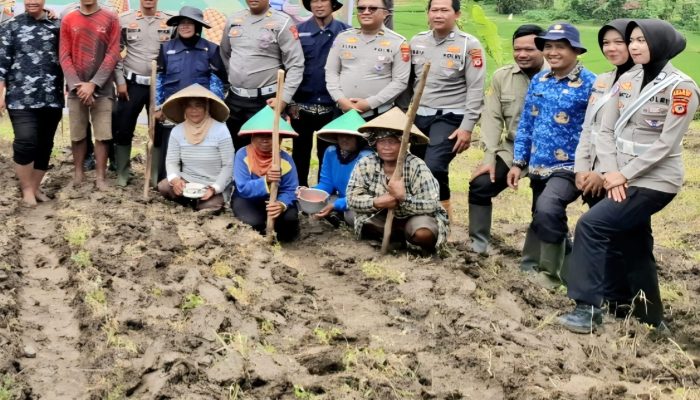Sat Lantas Polres Kuningan Bersama Kelompok Tani Desa Cibulan Olah Lahan Untuk Program Ketahanan Pangan 2026