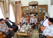 Kapolresta Cirebon Dampingi Wakapolda Jabar Silaturahmi dengan Pengasuh Ponpes Khas Kempek, Perkuat Sinergitas Polri dan Ulama ‎