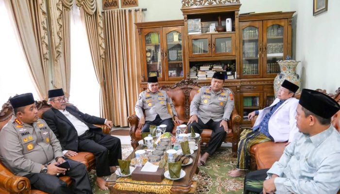 Kapolresta Cirebon Dampingi Wakapolda Jabar Silaturahmi dengan Pengasuh Ponpes Khas Kempek, Perkuat Sinergitas Polri dan Ulama ‎
