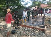 Babinsa Pekiringan Bersama Warga Laksanakan Gotong Royong Pengecoran Jembatan Armco ‎