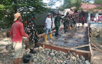babinsa pekiringan bersama warga laksanakan gotong royong pengecoran jembatan armco 4 IMG 20260615 WA0014 1