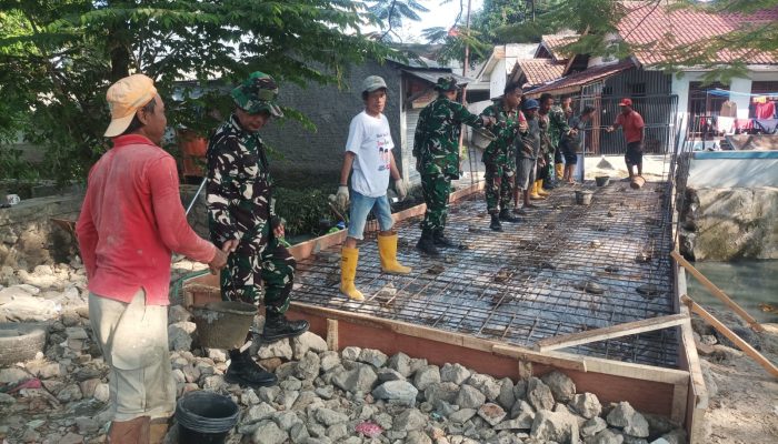 Babinsa Pekiringan Bersama Warga Laksanakan Gotong Royong Pengecoran Jembatan Armco ‎