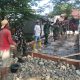 Babinsa Pekiringan Bersama Warga Laksanakan Gotong Royong Pengecoran Jembatan Armco ‎