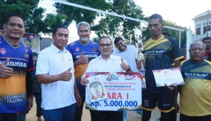 Bank Aceh Juara Turnamen Voli Legend Bhayangkara Cup 2026, Kapolres Lhokseumawe Serahkan Langsung Trofi Kemenangan.