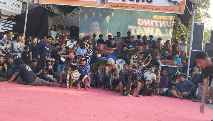 Kesenian Jaran Kepang BUDI UTOMO Semarakkan Perayaan Tahun Baru Islam 1448 Hijriah di Randugunting Semarang