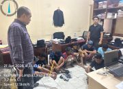 Sat Reskrim Polres Langsa Ungkap Dugaan Pencurian Granit RS Regional, Kerugian Ditaksir Rp1,5 Miliar LANGSA – Satuan Reserse Kriminal (Satreskrim) Polres Langsa mengungkap kasus dugaan pencurian dengan pemberatan yang terjadi di proyek pembangunan Rumah Sakit Regional Aceh yang berlokasi di Jalan Soekarno-Hatta, Desa Pondok Kelapa, Kecamatan Langsa Baro, Kota Langsa. Dalam kasus ini, sejumlah orang telah diamankan dan kini tengah menjalani proses hukum. Kasus tersebut berdasarkan Laporan Polisi Nomor: LP/B/438/VI/2026/SPKT/POLRES LANGSA/POLDA ACEH tanggal 21 Juni 2026 terkait tindak pidana pencurian sebagaimana dimaksud dalam Pasal 477 KUHP. Kapolres Langsa AKBP Mughi Prasetyo Habrianto, S.I.K., melalui Kasat Reskrim AKP Fachmi Suciandy, S.H., saat dikonfirmasi wartawan pada Senin (22/6/2026), menjelaskan bahwa peristiwa tersebut diketahui setelah adanya laporan mengenai hilangnya material granit yang telah terpasang di gedung rumah sakit milik Pemerintah Aceh tersebut. “Kasus ini masih dalam proses penyelidikan dan penyidikan lebih lanjut. Sejumlah orang yang diduga terlibat telah diamankan untuk dimintai keterangan guna mengungkap secara menyeluruh rangkaian tindak pidana yang terjadi,” ujar AKP Fachmi. Berawal dari Informasi Pihak Kepolisian Menurut keterangan pelapor, peristiwa tersebut pertama kali diketahui pada Minggu (21/6/2026) sekitar pukul 07.00 WIB. Saat itu pelapor, Budi Darmawan, mendapat informasi dari Plt Kepala Dinas Kesehatan Kota Langsa, Vivi Handayani, SKM., M.Kes., yang menyampaikan bahwa pihak Kepolisian Polres Langsa telah mengamankan beberapa orang yang diduga melakukan pencurian di area Rumah Sakit Regional Aceh. Informasi awal menyebutkan bahwa barang yang dicuri berupa granit lantai yang sebelumnya telah dipasang pada lantai satu, lantai dua, dan lantai tiga gedung rumah sakit tersebut. Mendapat informasi tersebut, pelapor yang mewakili pihak Dinas Kesehatan Aceh langsung melakukan pengecekan ke lokasi. Hasil pemeriksaan menunjukkan bahwa sejumlah granit yang telah terpasang memang telah dibongkar dan hilang dari tempatnya. Temuan tersebut kemudian dilaporkan secara resmi ke Sentra Pelayanan Kepolisian Terpadu (SPKT) Polres Langsa untuk dilakukan proses penyelidikan dan penyidikan lebih lanjut. Kerugian Negara Mencapai Rp1,5 Miliar Akibat peristiwa tersebut, Dinas Kesehatan Provinsi Aceh sebagai pihak yang dirugikan diperkirakan mengalami kerugian material mencapai sekitar Rp1.500.000.000 (satu miliar lima ratus juta rupiah). Nilai kerugian yang cukup besar tersebut berasal dari granit yang telah terpasang sebagai bagian dari pembangunan fasilitas kesehatan strategis milik Pemerintah Aceh. Pihak kepolisian masih melakukan pendalaman untuk menghitung secara pasti jumlah material yang hilang serta menelusuri kemungkinan adanya barang bukti lain yang berkaitan dengan kasus tersebut. Delapan Orang Diamankan Dalam pengungkapan kasus ini, polisi telah mengamankan delapan orang yang diduga terlibat. Mereka masing-masing berinisial: I (41), wiraswasta, M.I (28), buruh harian lepas, J.P.S (35), buruh harian lepas, A.P (38), buruh harian lepas, D.T (27), pelajar/mahasiswa, F.F (27), belum bekerja, F.I.S (41), buruh harian lepas,S.F (22), pelajar/mahasiswa. Para terduga pelaku saat ini masih menjalani pemeriksaan intensif oleh penyidik Satreskrim Polres Langsa guna mengungkap peran masing-masing dalam dugaan tindak pidana tersebut. Diduga Dilakukan Secara Berkelompok Berdasarkan analisis awal penyidik, tindak pidana pencurian tersebut diduga dilakukan secara bersama-sama atau berkelompok. Polisi juga mendalami kemungkinan adanya pihak lain yang turut terlibat dalam proses pembongkaran dan pengangkutan material granit dari lokasi rumah sakit. Selain itu, penyidik masih melakukan pengembangan untuk mengetahui apakah aksi tersebut telah direncanakan sebelumnya serta bagaimana para pelaku dapat mengakses area bangunan yang menjadi lokasi pencurian. “Seluruh fakta hukum yang ditemukan di lapangan akan didalami. Penyidik juga akan mengumpulkan alat bukti tambahan guna memperkuat proses penegakan hukum,” kata AKP Fachmi. Penyidikan Terus Berlanjut Hingga saat ini, Satreskrim Polres Langsa masih melanjutkan proses penyidikan, termasuk pemeriksaan terhadap para terduga pelaku, pengumpulan keterangan saksi-saksi, serta pendalaman terhadap barang bukti yang berkaitan dengan kasus tersebut. Polisi menegaskan bahwa penanganan perkara akan dilakukan secara profesional dan transparan sesuai ketentuan hukum yang berlaku. Pengungkapan kasus ini diharapkan dapat memberikan kepastian hukum serta melindungi aset negara yang digunakan untuk kepentingan pelayanan kesehatan masyarakat. Kasus dugaan pencurian material bangunan bernilai miliaran rupiah di Rumah Sakit Regional Aceh tersebut kini menjadi perhatian publik, mengingat rumah sakit tersebut merupakan salah satu fasilitas kesehatan penting yang dipersiapkan untuk meningkatkan layanan kesehatan bagi masyarakat Aceh, khususnya wilayah timur provinsi tersebut.(*)