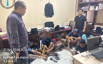 Sat Reskrim Polres Langsa Ungkap Dugaan Pencurian Granit RS Regional, Kerugian Ditaksir Rp1,5 Miliar LANGSA – Satuan Reserse Kriminal (Satreskrim) Polres Langsa mengungkap kasus dugaan pencurian dengan pemberatan yang terjadi di proyek pembangunan Rumah Sakit Regional Aceh yang berlokasi di Jalan Soekarno-Hatta, Desa Pondok Kelapa, Kecamatan Langsa Baro, Kota Langsa. Dalam kasus ini, sejumlah orang telah diamankan dan kini tengah menjalani proses hukum. Kasus tersebut berdasarkan Laporan Polisi Nomor: LP/B/438/VI/2026/SPKT/POLRES LANGSA/POLDA ACEH tanggal 21 Juni 2026 terkait tindak pidana pencurian sebagaimana dimaksud dalam Pasal 477 KUHP. Kapolres Langsa AKBP Mughi Prasetyo Habrianto, S.I.K., melalui Kasat Reskrim AKP Fachmi Suciandy, S.H., saat dikonfirmasi wartawan pada Senin (22/6/2026), menjelaskan bahwa peristiwa tersebut diketahui setelah adanya laporan mengenai hilangnya material granit yang telah terpasang di gedung rumah sakit milik Pemerintah Aceh tersebut. “Kasus ini masih dalam proses penyelidikan dan penyidikan lebih lanjut. Sejumlah orang yang diduga terlibat telah diamankan untuk dimintai keterangan guna mengungkap secara menyeluruh rangkaian tindak pidana yang terjadi,” ujar AKP Fachmi. Berawal dari Informasi Pihak Kepolisian Menurut keterangan pelapor, peristiwa tersebut pertama kali diketahui pada Minggu (21/6/2026) sekitar pukul 07.00 WIB. Saat itu pelapor, Budi Darmawan, mendapat informasi dari Plt Kepala Dinas Kesehatan Kota Langsa, Vivi Handayani, SKM., M.Kes., yang menyampaikan bahwa pihak Kepolisian Polres Langsa telah mengamankan beberapa orang yang diduga melakukan pencurian di area Rumah Sakit Regional Aceh. Informasi awal menyebutkan bahwa barang yang dicuri berupa granit lantai yang sebelumnya telah dipasang pada lantai satu, lantai dua, dan lantai tiga gedung rumah sakit tersebut. Mendapat informasi tersebut, pelapor yang mewakili pihak Dinas Kesehatan Aceh langsung melakukan pengecekan ke lokasi. Hasil pemeriksaan menunjukkan bahwa sejumlah granit yang telah terpasang memang telah dibongkar dan hilang dari tempatnya. Temuan tersebut kemudian dilaporkan secara resmi ke Sentra Pelayanan Kepolisian Terpadu (SPKT) Polres Langsa untuk dilakukan proses penyelidikan dan penyidikan lebih lanjut. Kerugian Negara Mencapai Rp1,5 Miliar Akibat peristiwa tersebut, Dinas Kesehatan Provinsi Aceh sebagai pihak yang dirugikan diperkirakan mengalami kerugian material mencapai sekitar Rp1.500.000.000 (satu miliar lima ratus juta rupiah). Nilai kerugian yang cukup besar tersebut berasal dari granit yang telah terpasang sebagai bagian dari pembangunan fasilitas kesehatan strategis milik Pemerintah Aceh. Pihak kepolisian masih melakukan pendalaman untuk menghitung secara pasti jumlah material yang hilang serta menelusuri kemungkinan adanya barang bukti lain yang berkaitan dengan kasus tersebut. Delapan Orang Diamankan Dalam pengungkapan kasus ini, polisi telah mengamankan delapan orang yang diduga terlibat. Mereka masing-masing berinisial: I (41), wiraswasta, M.I (28), buruh harian lepas, J.P.S (35), buruh harian lepas, A.P (38), buruh harian lepas, D.T (27), pelajar/mahasiswa, F.F (27), belum bekerja, F.I.S (41), buruh harian lepas,S.F (22), pelajar/mahasiswa. Para terduga pelaku saat ini masih menjalani pemeriksaan intensif oleh penyidik Satreskrim Polres Langsa guna mengungkap peran masing-masing dalam dugaan tindak pidana tersebut. Diduga Dilakukan Secara Berkelompok Berdasarkan analisis awal penyidik, tindak pidana pencurian tersebut diduga dilakukan secara bersama-sama atau berkelompok. Polisi juga mendalami kemungkinan adanya pihak lain yang turut terlibat dalam proses pembongkaran dan pengangkutan material granit dari lokasi rumah sakit. Selain itu, penyidik masih melakukan pengembangan untuk mengetahui apakah aksi tersebut telah direncanakan sebelumnya serta bagaimana para pelaku dapat mengakses area bangunan yang menjadi lokasi pencurian. “Seluruh fakta hukum yang ditemukan di lapangan akan didalami. Penyidik juga akan mengumpulkan alat bukti tambahan guna memperkuat proses penegakan hukum,” kata AKP Fachmi. Penyidikan Terus Berlanjut Hingga saat ini, Satreskrim Polres Langsa masih melanjutkan proses penyidikan, termasuk pemeriksaan terhadap para terduga pelaku, pengumpulan keterangan saksi-saksi, serta pendalaman terhadap barang bukti yang berkaitan dengan kasus tersebut. Polisi menegaskan bahwa penanganan perkara akan dilakukan secara profesional dan transparan sesuai ketentuan hukum yang berlaku. Pengungkapan kasus ini diharapkan dapat memberikan kepastian hukum serta melindungi aset negara yang digunakan untuk kepentingan pelayanan kesehatan masyarakat. Kasus dugaan pencurian material bangunan bernilai miliaran rupiah di Rumah Sakit Regional Aceh tersebut kini menjadi perhatian publik, mengingat rumah sakit tersebut merupakan salah satu fasilitas kesehatan penting yang dipersiapkan untuk meningkatkan layanan kesehatan bagi masyarakat Aceh, khususnya wilayah timur provinsi tersebut.(*)