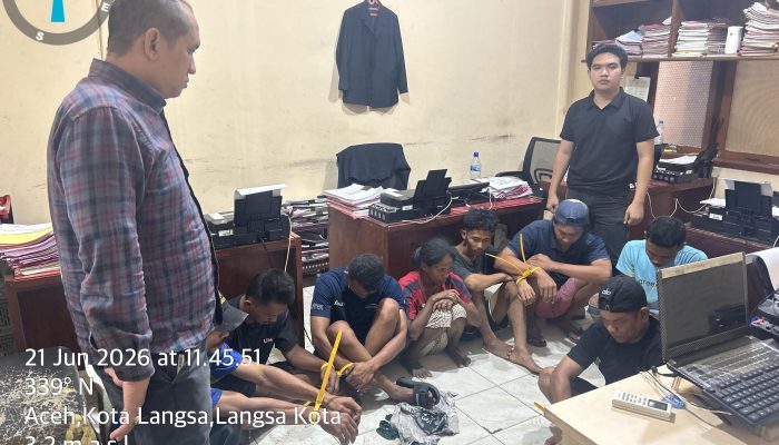 Sat Reskrim Polres Langsa Ungkap Dugaan Pencurian Granit RS Regional, Kerugian Ditaksir Rp1,5 Miliar LANGSA – Satuan Reserse Kriminal (Satreskrim) Polres Langsa mengungkap kasus dugaan pencurian dengan pemberatan yang terjadi di proyek pembangunan Rumah Sakit Regional Aceh yang berlokasi di Jalan Soekarno-Hatta, Desa Pondok Kelapa, Kecamatan Langsa Baro, Kota Langsa. Dalam kasus ini, sejumlah orang telah diamankan dan kini tengah menjalani proses hukum. Kasus tersebut berdasarkan Laporan Polisi Nomor: LP/B/438/VI/2026/SPKT/POLRES LANGSA/POLDA ACEH tanggal 21 Juni 2026 terkait tindak pidana pencurian sebagaimana dimaksud dalam Pasal 477 KUHP. Kapolres Langsa AKBP Mughi Prasetyo Habrianto, S.I.K., melalui Kasat Reskrim AKP Fachmi Suciandy, S.H., saat dikonfirmasi wartawan pada Senin (22/6/2026), menjelaskan bahwa peristiwa tersebut diketahui setelah adanya laporan mengenai hilangnya material granit yang telah terpasang di gedung rumah sakit milik Pemerintah Aceh tersebut. “Kasus ini masih dalam proses penyelidikan dan penyidikan lebih lanjut. Sejumlah orang yang diduga terlibat telah diamankan untuk dimintai keterangan guna mengungkap secara menyeluruh rangkaian tindak pidana yang terjadi,” ujar AKP Fachmi. Berawal dari Informasi Pihak Kepolisian Menurut keterangan pelapor, peristiwa tersebut pertama kali diketahui pada Minggu (21/6/2026) sekitar pukul 07.00 WIB. Saat itu pelapor, Budi Darmawan, mendapat informasi dari Plt Kepala Dinas Kesehatan Kota Langsa, Vivi Handayani, SKM., M.Kes., yang menyampaikan bahwa pihak Kepolisian Polres Langsa telah mengamankan beberapa orang yang diduga melakukan pencurian di area Rumah Sakit Regional Aceh. Informasi awal menyebutkan bahwa barang yang dicuri berupa granit lantai yang sebelumnya telah dipasang pada lantai satu, lantai dua, dan lantai tiga gedung rumah sakit tersebut. Mendapat informasi tersebut, pelapor yang mewakili pihak Dinas Kesehatan Aceh langsung melakukan pengecekan ke lokasi. Hasil pemeriksaan menunjukkan bahwa sejumlah granit yang telah terpasang memang telah dibongkar dan hilang dari tempatnya. Temuan tersebut kemudian dilaporkan secara resmi ke Sentra Pelayanan Kepolisian Terpadu (SPKT) Polres Langsa untuk dilakukan proses penyelidikan dan penyidikan lebih lanjut. Kerugian Negara Mencapai Rp1,5 Miliar Akibat peristiwa tersebut, Dinas Kesehatan Provinsi Aceh sebagai pihak yang dirugikan diperkirakan mengalami kerugian material mencapai sekitar Rp1.500.000.000 (satu miliar lima ratus juta rupiah). Nilai kerugian yang cukup besar tersebut berasal dari granit yang telah terpasang sebagai bagian dari pembangunan fasilitas kesehatan strategis milik Pemerintah Aceh. Pihak kepolisian masih melakukan pendalaman untuk menghitung secara pasti jumlah material yang hilang serta menelusuri kemungkinan adanya barang bukti lain yang berkaitan dengan kasus tersebut. Delapan Orang Diamankan Dalam pengungkapan kasus ini, polisi telah mengamankan delapan orang yang diduga terlibat. Mereka masing-masing berinisial: I (41), wiraswasta, M.I (28), buruh harian lepas, J.P.S (35), buruh harian lepas, A.P (38), buruh harian lepas, D.T (27), pelajar/mahasiswa, F.F (27), belum bekerja, F.I.S (41), buruh harian lepas,S.F (22), pelajar/mahasiswa. Para terduga pelaku saat ini masih menjalani pemeriksaan intensif oleh penyidik Satreskrim Polres Langsa guna mengungkap peran masing-masing dalam dugaan tindak pidana tersebut. Diduga Dilakukan Secara Berkelompok Berdasarkan analisis awal penyidik, tindak pidana pencurian tersebut diduga dilakukan secara bersama-sama atau berkelompok. Polisi juga mendalami kemungkinan adanya pihak lain yang turut terlibat dalam proses pembongkaran dan pengangkutan material granit dari lokasi rumah sakit. Selain itu, penyidik masih melakukan pengembangan untuk mengetahui apakah aksi tersebut telah direncanakan sebelumnya serta bagaimana para pelaku dapat mengakses area bangunan yang menjadi lokasi pencurian. “Seluruh fakta hukum yang ditemukan di lapangan akan didalami. Penyidik juga akan mengumpulkan alat bukti tambahan guna memperkuat proses penegakan hukum,” kata AKP Fachmi. Penyidikan Terus Berlanjut Hingga saat ini, Satreskrim Polres Langsa masih melanjutkan proses penyidikan, termasuk pemeriksaan terhadap para terduga pelaku, pengumpulan keterangan saksi-saksi, serta pendalaman terhadap barang bukti yang berkaitan dengan kasus tersebut. Polisi menegaskan bahwa penanganan perkara akan dilakukan secara profesional dan transparan sesuai ketentuan hukum yang berlaku. Pengungkapan kasus ini diharapkan dapat memberikan kepastian hukum serta melindungi aset negara yang digunakan untuk kepentingan pelayanan kesehatan masyarakat. Kasus dugaan pencurian material bangunan bernilai miliaran rupiah di Rumah Sakit Regional Aceh tersebut kini menjadi perhatian publik, mengingat rumah sakit tersebut merupakan salah satu fasilitas kesehatan penting yang dipersiapkan untuk meningkatkan layanan kesehatan bagi masyarakat Aceh, khususnya wilayah timur provinsi tersebut.(*)