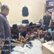 Sat Reskrim Polres Langsa Ungkap Dugaan Pencurian Granit RS Regional, Kerugian Ditaksir Rp1,5 Miliar LANGSA – Satuan Reserse Kriminal (Satreskrim) Polres Langsa mengungkap kasus dugaan pencurian dengan pemberatan yang terjadi di proyek pembangunan Rumah Sakit Regional Aceh yang berlokasi di Jalan Soekarno-Hatta, Desa Pondok Kelapa, Kecamatan Langsa Baro, Kota Langsa. Dalam kasus ini, sejumlah orang telah diamankan dan kini tengah menjalani proses hukum. Kasus tersebut berdasarkan Laporan Polisi Nomor: LP/B/438/VI/2026/SPKT/POLRES LANGSA/POLDA ACEH tanggal 21 Juni 2026 terkait tindak pidana pencurian sebagaimana dimaksud dalam Pasal 477 KUHP. Kapolres Langsa AKBP Mughi Prasetyo Habrianto, S.I.K., melalui Kasat Reskrim AKP Fachmi Suciandy, S.H., saat dikonfirmasi wartawan pada Senin (22/6/2026), menjelaskan bahwa peristiwa tersebut diketahui setelah adanya laporan mengenai hilangnya material granit yang telah terpasang di gedung rumah sakit milik Pemerintah Aceh tersebut. “Kasus ini masih dalam proses penyelidikan dan penyidikan lebih lanjut. Sejumlah orang yang diduga terlibat telah diamankan untuk dimintai keterangan guna mengungkap secara menyeluruh rangkaian tindak pidana yang terjadi,” ujar AKP Fachmi. Berawal dari Informasi Pihak Kepolisian Menurut keterangan pelapor, peristiwa tersebut pertama kali diketahui pada Minggu (21/6/2026) sekitar pukul 07.00 WIB. Saat itu pelapor, Budi Darmawan, mendapat informasi dari Plt Kepala Dinas Kesehatan Kota Langsa, Vivi Handayani, SKM., M.Kes., yang menyampaikan bahwa pihak Kepolisian Polres Langsa telah mengamankan beberapa orang yang diduga melakukan pencurian di area Rumah Sakit Regional Aceh. Informasi awal menyebutkan bahwa barang yang dicuri berupa granit lantai yang sebelumnya telah dipasang pada lantai satu, lantai dua, dan lantai tiga gedung rumah sakit tersebut. Mendapat informasi tersebut, pelapor yang mewakili pihak Dinas Kesehatan Aceh langsung melakukan pengecekan ke lokasi. Hasil pemeriksaan menunjukkan bahwa sejumlah granit yang telah terpasang memang telah dibongkar dan hilang dari tempatnya. Temuan tersebut kemudian dilaporkan secara resmi ke Sentra Pelayanan Kepolisian Terpadu (SPKT) Polres Langsa untuk dilakukan proses penyelidikan dan penyidikan lebih lanjut. Kerugian Negara Mencapai Rp1,5 Miliar Akibat peristiwa tersebut, Dinas Kesehatan Provinsi Aceh sebagai pihak yang dirugikan diperkirakan mengalami kerugian material mencapai sekitar Rp1.500.000.000 (satu miliar lima ratus juta rupiah). Nilai kerugian yang cukup besar tersebut berasal dari granit yang telah terpasang sebagai bagian dari pembangunan fasilitas kesehatan strategis milik Pemerintah Aceh. Pihak kepolisian masih melakukan pendalaman untuk menghitung secara pasti jumlah material yang hilang serta menelusuri kemungkinan adanya barang bukti lain yang berkaitan dengan kasus tersebut. Delapan Orang Diamankan Dalam pengungkapan kasus ini, polisi telah mengamankan delapan orang yang diduga terlibat. Mereka masing-masing berinisial: I (41), wiraswasta, M.I (28), buruh harian lepas, J.P.S (35), buruh harian lepas, A.P (38), buruh harian lepas, D.T (27), pelajar/mahasiswa, F.F (27), belum bekerja, F.I.S (41), buruh harian lepas,S.F (22), pelajar/mahasiswa. Para terduga pelaku saat ini masih menjalani pemeriksaan intensif oleh penyidik Satreskrim Polres Langsa guna mengungkap peran masing-masing dalam dugaan tindak pidana tersebut. Diduga Dilakukan Secara Berkelompok Berdasarkan analisis awal penyidik, tindak pidana pencurian tersebut diduga dilakukan secara bersama-sama atau berkelompok. Polisi juga mendalami kemungkinan adanya pihak lain yang turut terlibat dalam proses pembongkaran dan pengangkutan material granit dari lokasi rumah sakit. Selain itu, penyidik masih melakukan pengembangan untuk mengetahui apakah aksi tersebut telah direncanakan sebelumnya serta bagaimana para pelaku dapat mengakses area bangunan yang menjadi lokasi pencurian. “Seluruh fakta hukum yang ditemukan di lapangan akan didalami. Penyidik juga akan mengumpulkan alat bukti tambahan guna memperkuat proses penegakan hukum,” kata AKP Fachmi. Penyidikan Terus Berlanjut Hingga saat ini, Satreskrim Polres Langsa masih melanjutkan proses penyidikan, termasuk pemeriksaan terhadap para terduga pelaku, pengumpulan keterangan saksi-saksi, serta pendalaman terhadap barang bukti yang berkaitan dengan kasus tersebut. Polisi menegaskan bahwa penanganan perkara akan dilakukan secara profesional dan transparan sesuai ketentuan hukum yang berlaku. Pengungkapan kasus ini diharapkan dapat memberikan kepastian hukum serta melindungi aset negara yang digunakan untuk kepentingan pelayanan kesehatan masyarakat. Kasus dugaan pencurian material bangunan bernilai miliaran rupiah di Rumah Sakit Regional Aceh tersebut kini menjadi perhatian publik, mengingat rumah sakit tersebut merupakan salah satu fasilitas kesehatan penting yang dipersiapkan untuk meningkatkan layanan kesehatan bagi masyarakat Aceh, khususnya wilayah timur provinsi tersebut.(*)