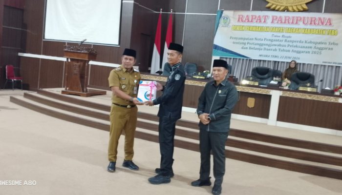 RAPAT PARIPURNA DPRD TEBO BAHAS PERTANGGUNGJAWABAN APBD 2025