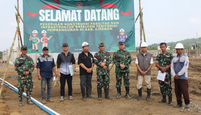 Kasdim 0620/Kabupaten Cirebon Dampingi Asisten Kemenhan Tinjau Pembangunan Yon TP Tahap IV di Desa Tonjong