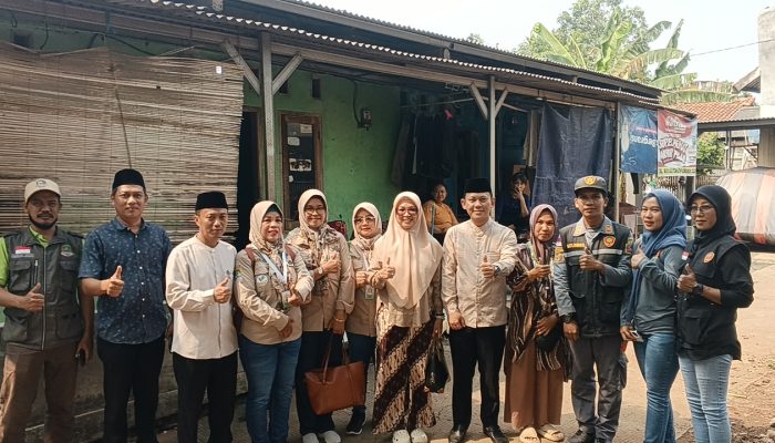 Respons Cepat Laporan Warga, Camat Jatiasih Pimpin Aksi ‘Jumat Tali Kasih’ di Jatisari ‎