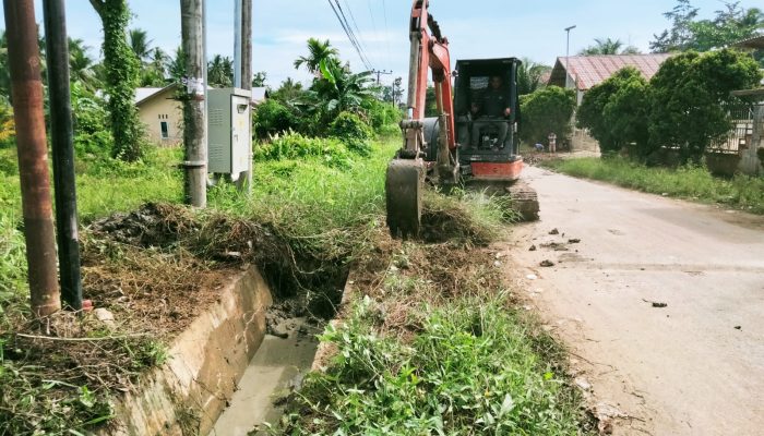 Drainase Sumbat, Excavator di Turunkan, ini Acuan Utama Keuchik Alue Papeun Hadapi Musim Hujan Datang