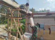 Singsingkan Lengan Baju, Babinsa Bantu Warga Bangun Rumah