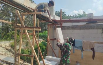 Singsingkan Lengan Baju, Babinsa Bantu Warga Bangun Rumah