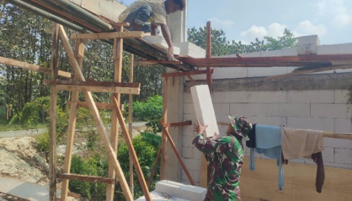 Singsingkan Lengan Baju, Babinsa Bantu Warga Bangun Rumah
