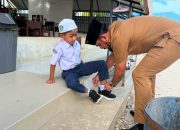 Bupati Al-Farlaky Beri Teladan, Antar Putra ke Sekolah pada Hari Pertama