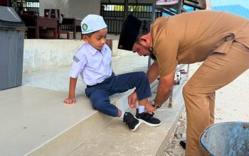 Bupati Al-Farlaky Beri Teladan, Antar Putra ke Sekolah pada Hari Pertama