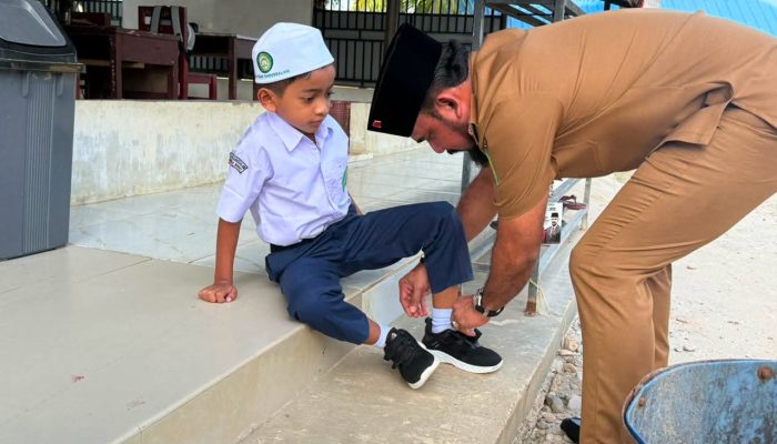 Bupati Al-Farlaky Beri Teladan, Antar Putra ke Sekolah pada Hari Pertama