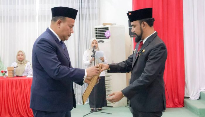 Bupati Al- Farlaky Lantik T. Reza Rizki Pj.Sekda Atim