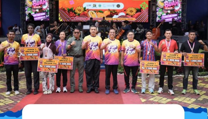 Bupati dan Wakil Bupati Karo Serahkan Penghargaan kepada Juara Fun Run Festival Bunga dan Buah Karo Tahun 2026
