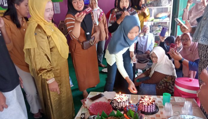 Tasyakuran Sekaligus Hari Ulang Tahun Mama Rukana Dusun Kabunan , Jombang di tengarai Tiup Lilin Bersama Dan Tumpengan