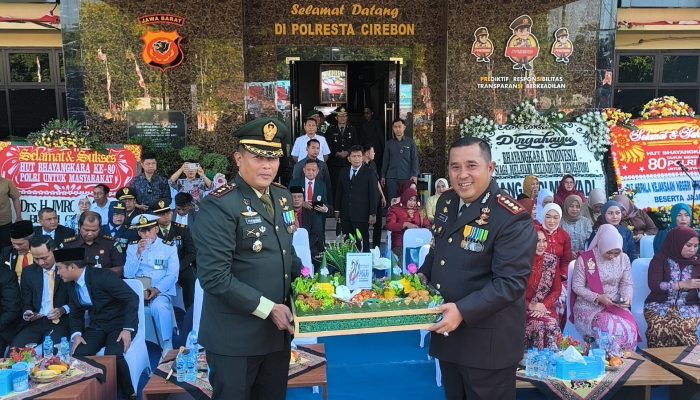 Dandim 0620/Kab. Cirebon Hadiri HUT ke-80 Polri, Berikan Kejutan Spesial untuk Kapolresta Cirebon ‎