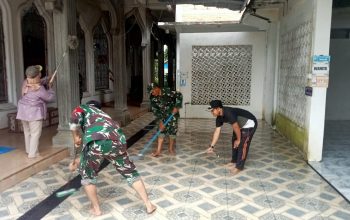 *Babinsa Koramil 420-08/Tabir Bersama Warga dan Pemuda Gotong Royong Bersihkan Masjid, Perkuat Kebersamaan di Gading Jaya*