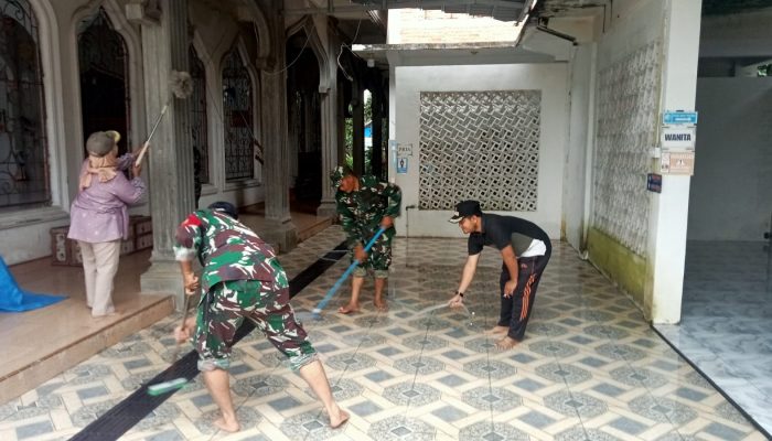 *Babinsa Koramil 420-08/Tabir Bersama Warga dan Pemuda Gotong Royong Bersihkan Masjid, Perkuat Kebersamaan di Gading Jaya*