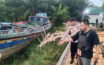 polisi bersama warga lakukan pencarian korban diduga diterkam buaya di sungai desa teluk betung 5 IMG 20260706 WA0019