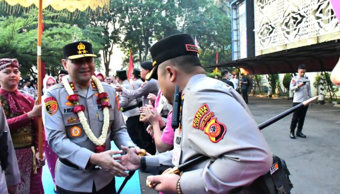 Kapolresta Cirebon Hadiri Penyambutan Kapolda Jabar Dan Penyerahan Pataka Ganda Wibawa Cakti