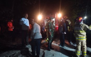 Babinsa Sampiran Bersama Petugas Gabungan Padamkan Kebakaran Lahan Kosong di Kecamatan Talun ‎