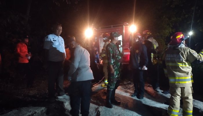 Babinsa Sampiran Bersama Petugas Gabungan Padamkan Kebakaran Lahan Kosong di Kecamatan Talun ‎
