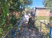 babinsa kecapi bersama warga gotong royong perbaiki jembatan gantung demi kelancaran akses transportasi 4 IMG 20260709 WA0039