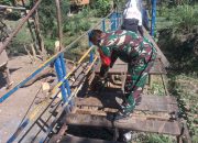 Babinsa Kecapi Bersama Warga Gotong Royong Perbaiki Jembatan Gantung Demi Kelancaran Akses Transportasi