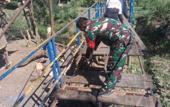 Babinsa Kecapi Bersama Warga Gotong Royong Perbaiki Jembatan Gantung Demi Kelancaran Akses Transportasi