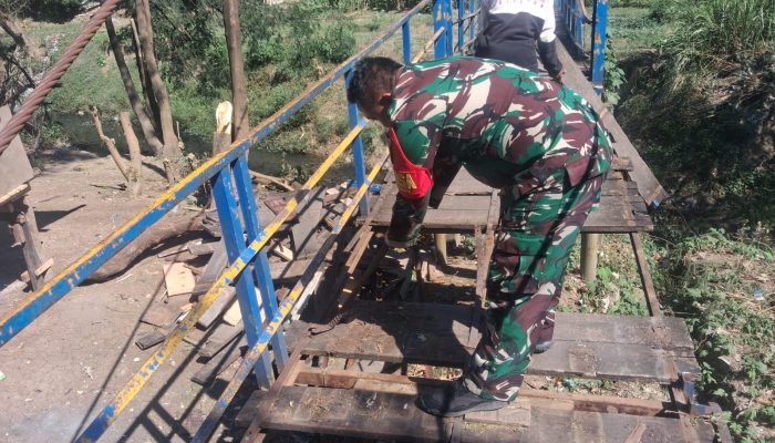 Babinsa Kecapi Bersama Warga Gotong Royong Perbaiki Jembatan Gantung Demi Kelancaran Akses Transportasi