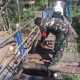Babinsa Kecapi Bersama Warga Gotong Royong Perbaiki Jembatan Gantung Demi Kelancaran Akses Transportasi
