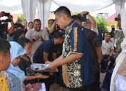 Wali Kota Langsa Serahkan Seragam Sekolah Gratis bagi Anak Yatim Piatu di Langsa Lama