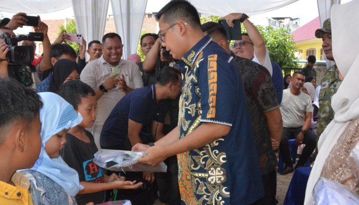 Wali Kota Langsa Serahkan Seragam Sekolah Gratis bagi Anak Yatim Piatu di Langsa Lama