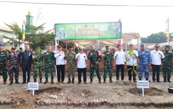 ‎Hijaukan Bumi, Wujudkan ketahanan Lingkungan : Dandim 0620/Kab. Cirebon dan Bupati Cirebon Tanam Pohon Dalam TMMD ke 129