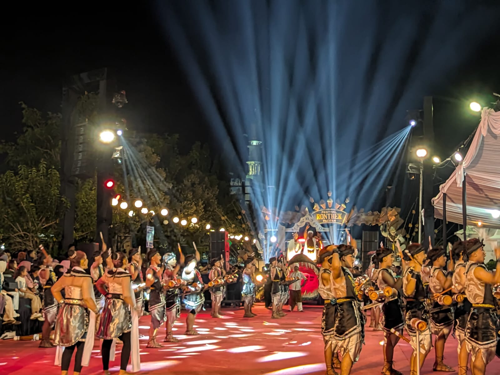 grup ronthek ki ageng sirno desa sirnoboyo tutup hari pertama festival ronthek pacitan 2026 dengan suguhan spektakuler yang sarat makna persatuan 2 IMG 20260718 WA00601