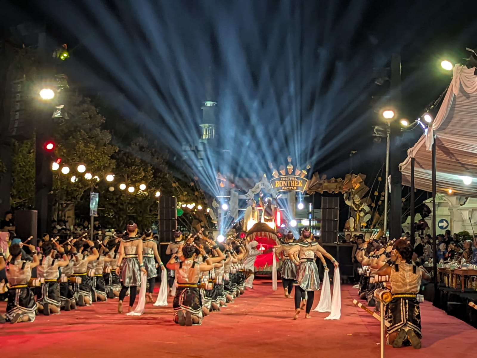 grup ronthek ki ageng sirno desa sirnoboyo tutup hari pertama festival ronthek pacitan 2026 dengan suguhan spektakuler yang sarat makna persatuan 5 IMG 20260718 WA0062