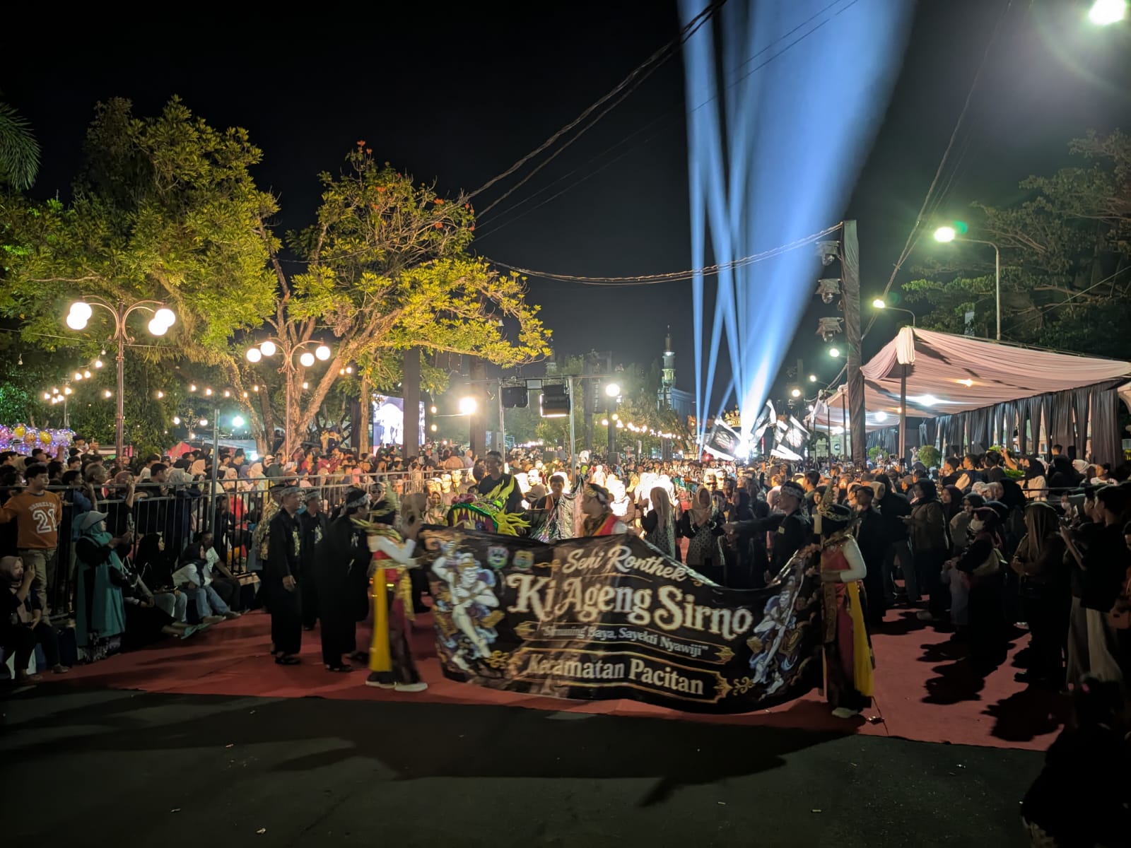grup ronthek ki ageng sirno desa sirnoboyo tutup hari pertama festival ronthek pacitan 2026 dengan suguhan spektakuler yang sarat makna persatuan 7 IMG 20260718 WA0064